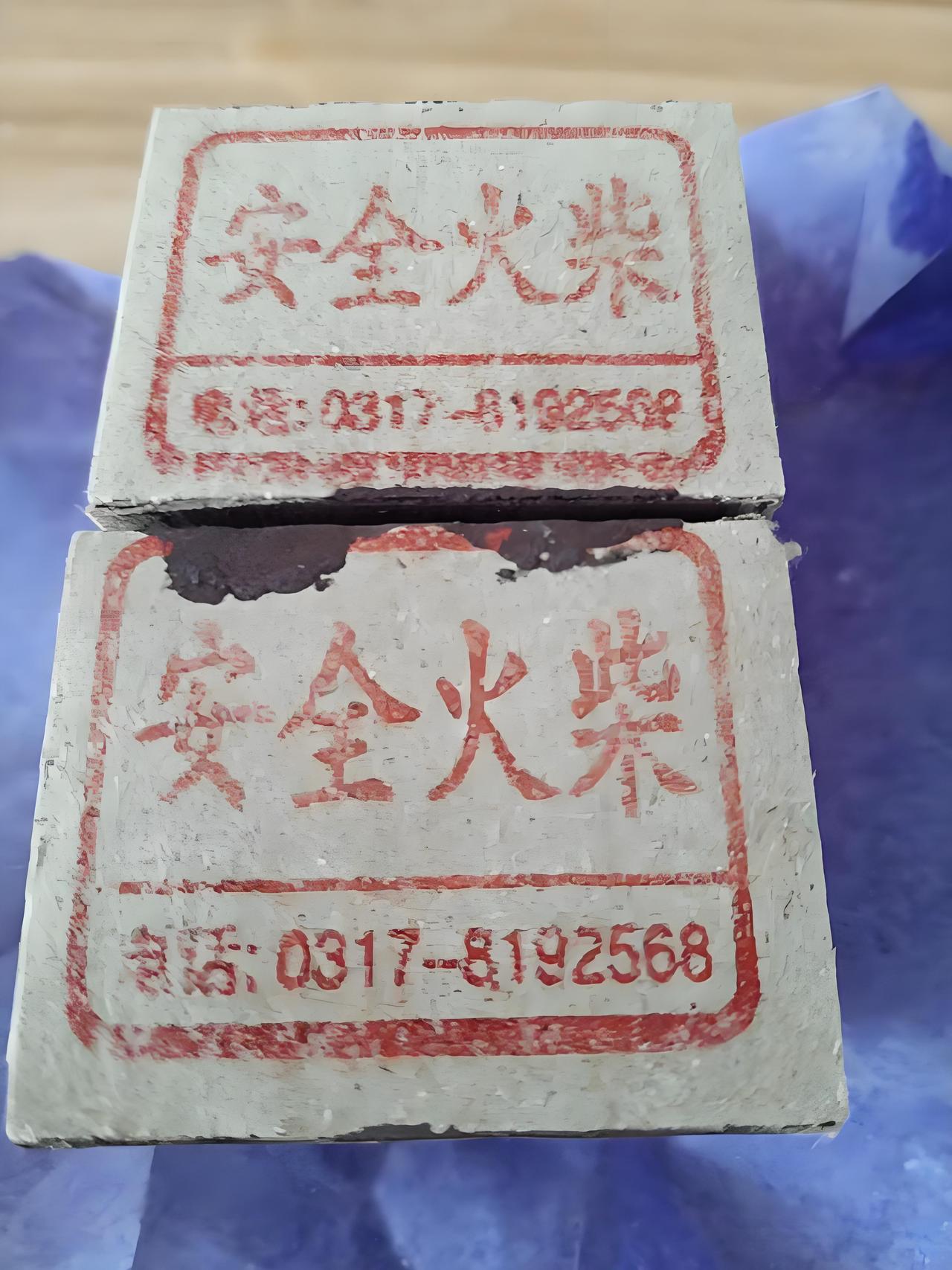 八十年代前，农村人家，人民公社供销社，火柴（洋火）一封十盒，一盒2分钱。农家人