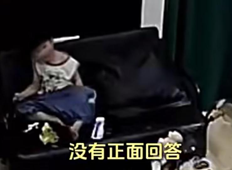 10月17号那天，浙江宁波有位妈妈急着出门办点事，就把三岁的儿子单独留在服装店里