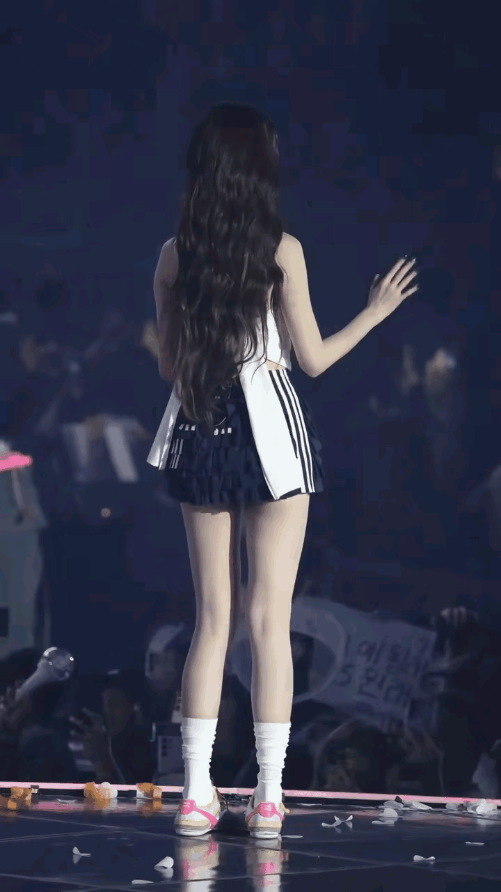 张元英的这身穿搭真是封神了，百看不厌，感觉这是她出道以来最美的造型了。