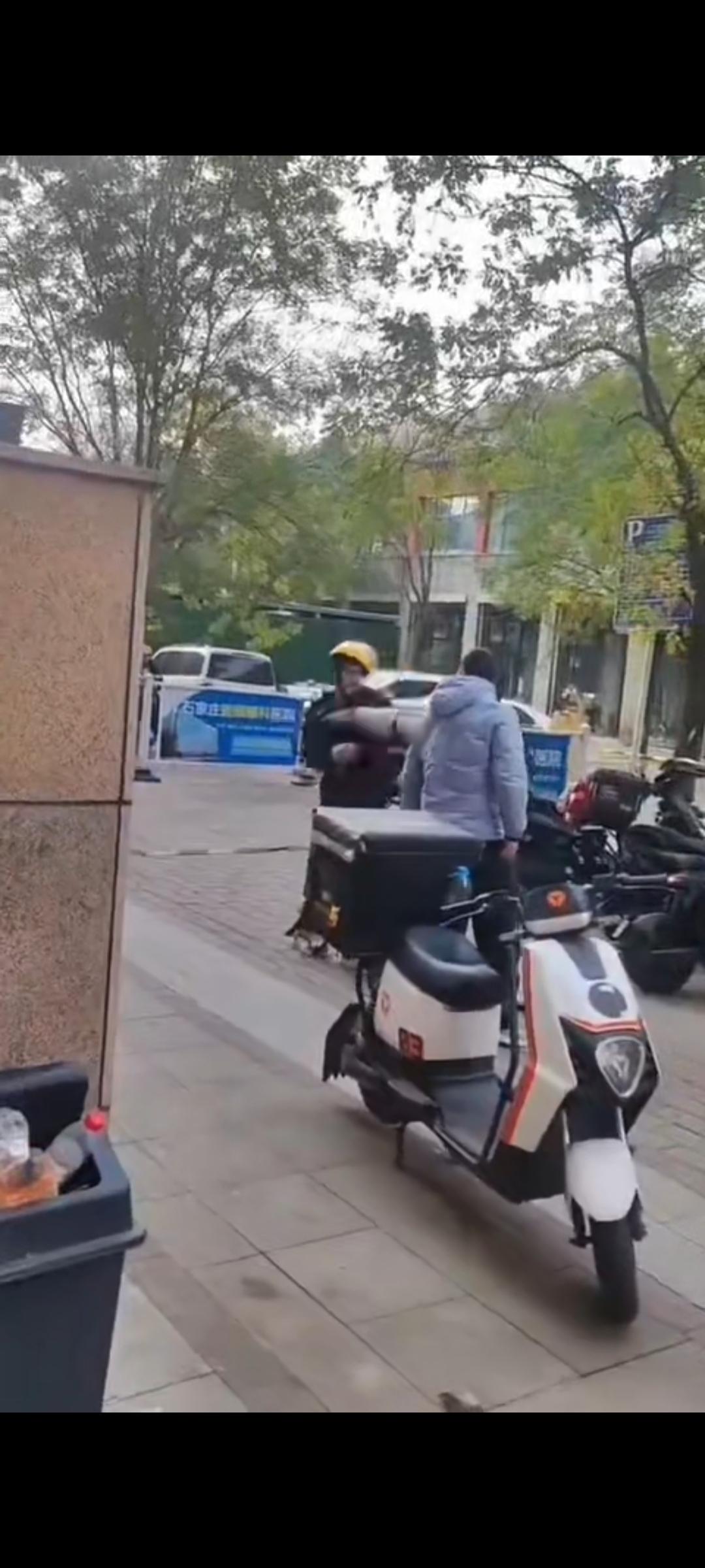 最近那起外卖站点站长被捅的新闻，着实让人心里五味杂陈。我首先为那位一时冲动、酿下