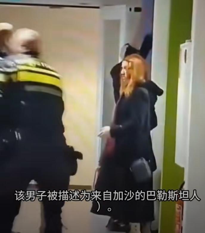 海外消息：5月30日荷兰阿姆斯特丹五名男性警员两名女警，可能里面有黑人警员，他们