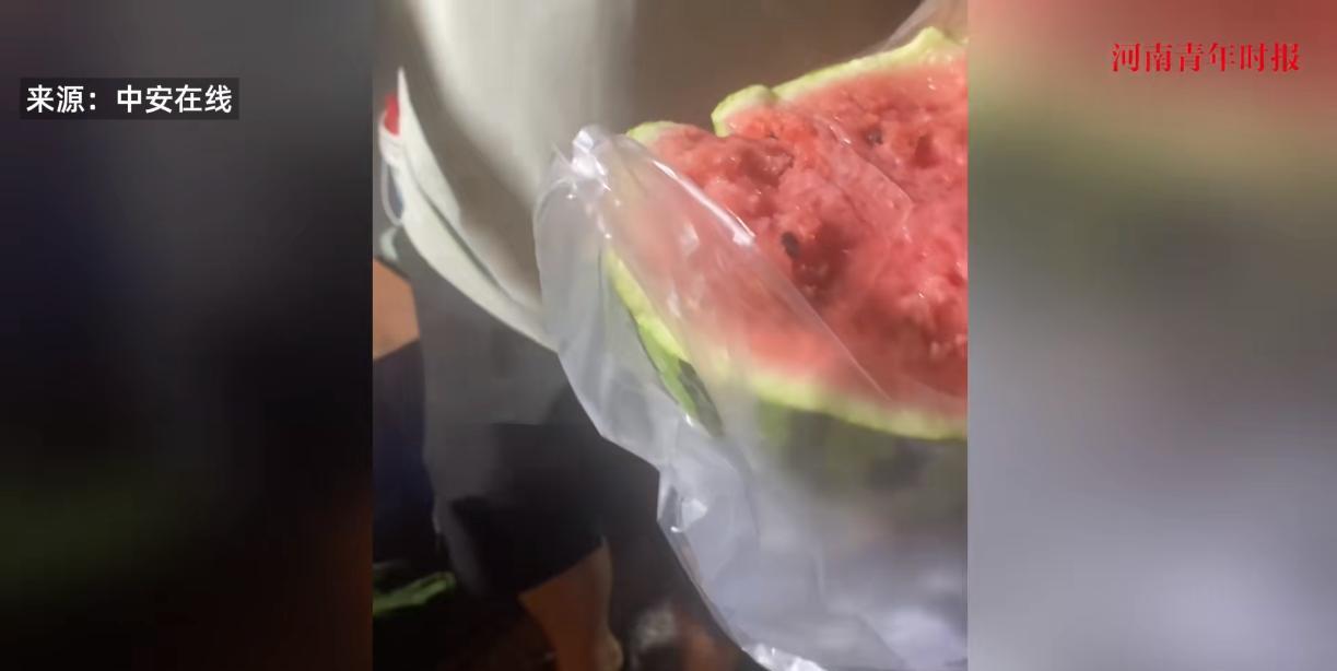 “彻底解释不清了！”近日，江苏苏州，一女子到路边瓜摊上买瓜，称了半个西瓜8.76