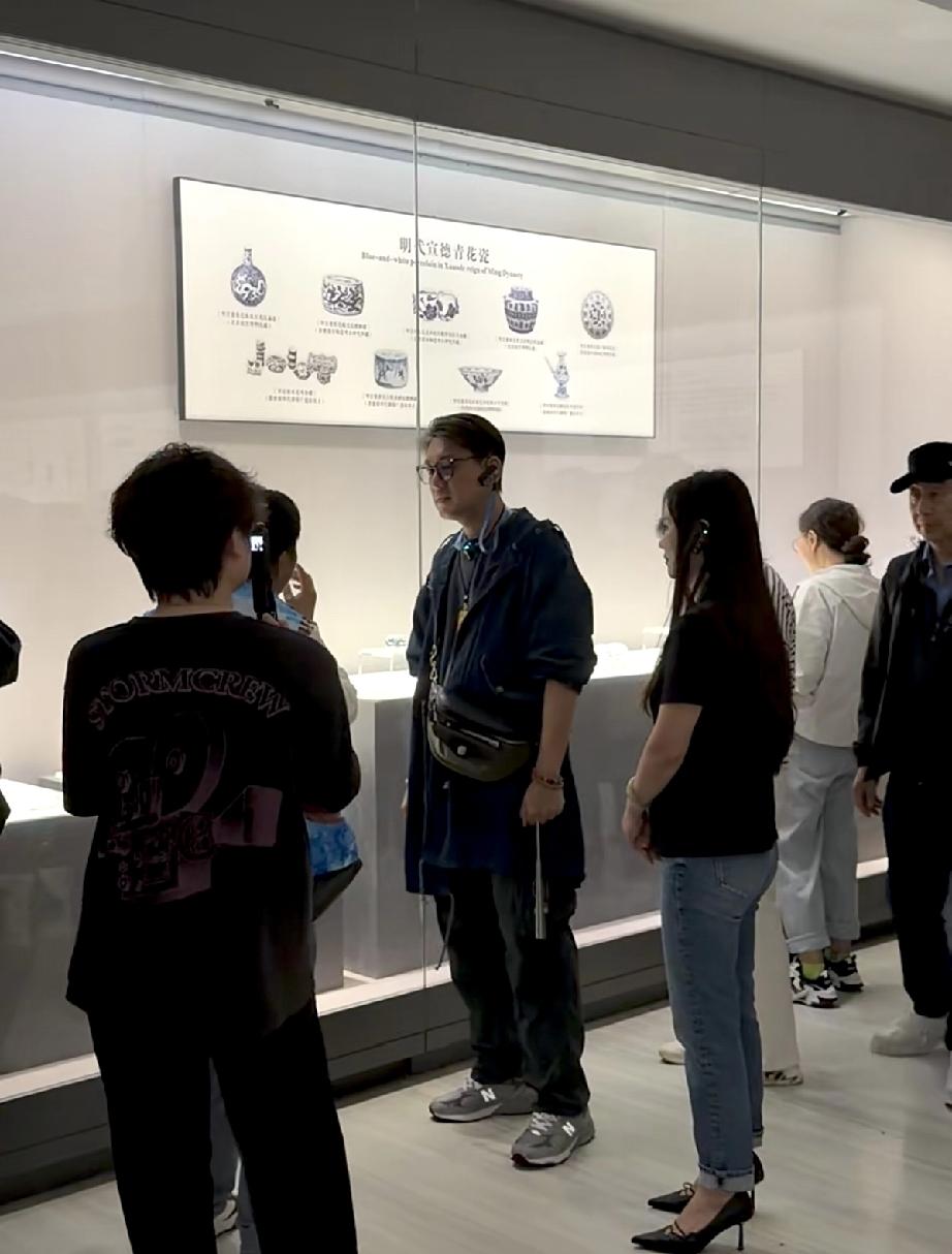 4月21日，朱孝天来到江西景德镇独自排队，像普通游客一样，怼脸拍头发白了像60多