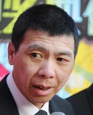 同事私下见过冯小刚一面，他说，现实中的冯小刚根本不是电视上看到的那样！他谈吐