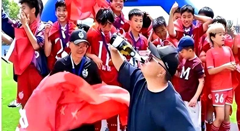 当镜头追着孩子跑时，人就容易飘。孙臣曦在足球小将踢出名堂，夸声四起，孙爸便认定