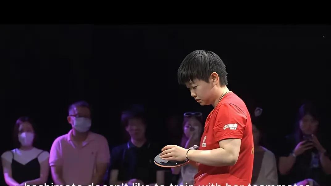 孙颖莎对战桥本，你知道英文版解说怎么说的吗？桥本不喜欢和队友一起训练，因为她
