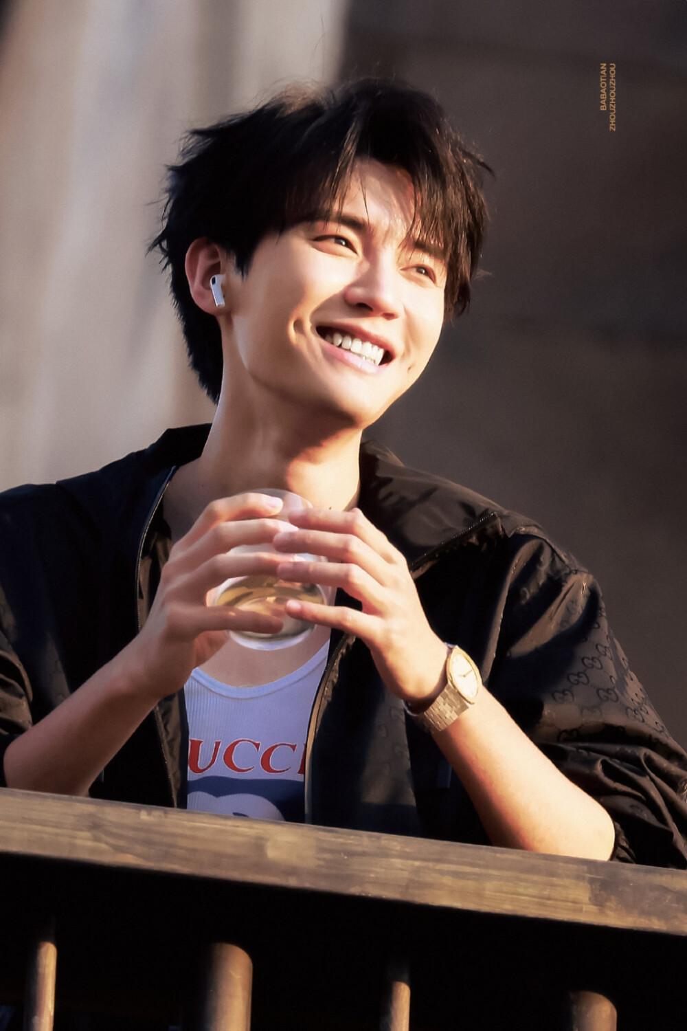 25年最惨的两位男星要数丞磊和周翊然了吧！口口声声的平台太子，作品一部接一部的播