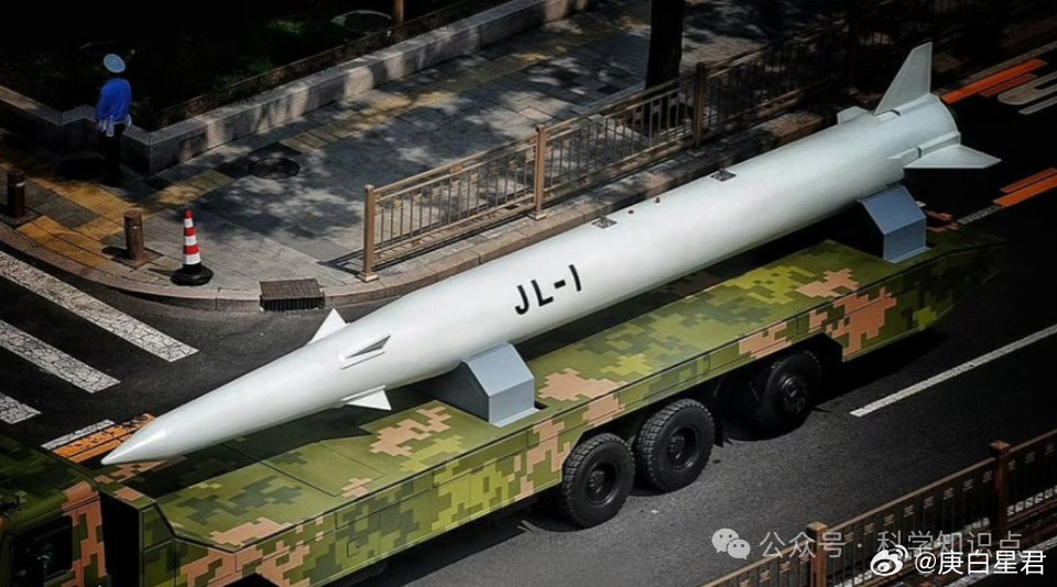 1万公里跨洲际反舰！中国轰-6N挂载惊雷-1飞行画面，两架歼-20在侧翼护航的画