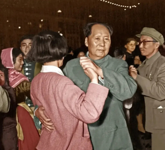 1956年，一张极为珍贵且难得的照片出现了。照片里，毛主席正在跳舞。这一宝