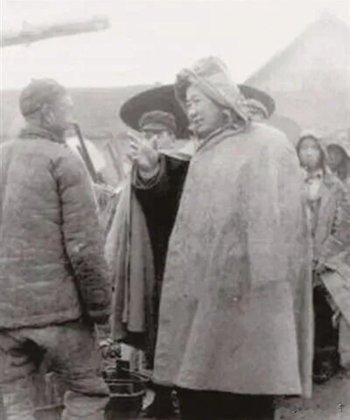 1951年，新中国水利部长傅作义冒雨视察淮河工程的老照片。作为军人出身的傅作义曾