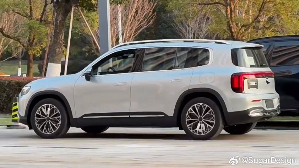 奔驰GLB国内无伪装谍照排气管为什么装前脸上好消息这车和以后要出的小G大差不差可