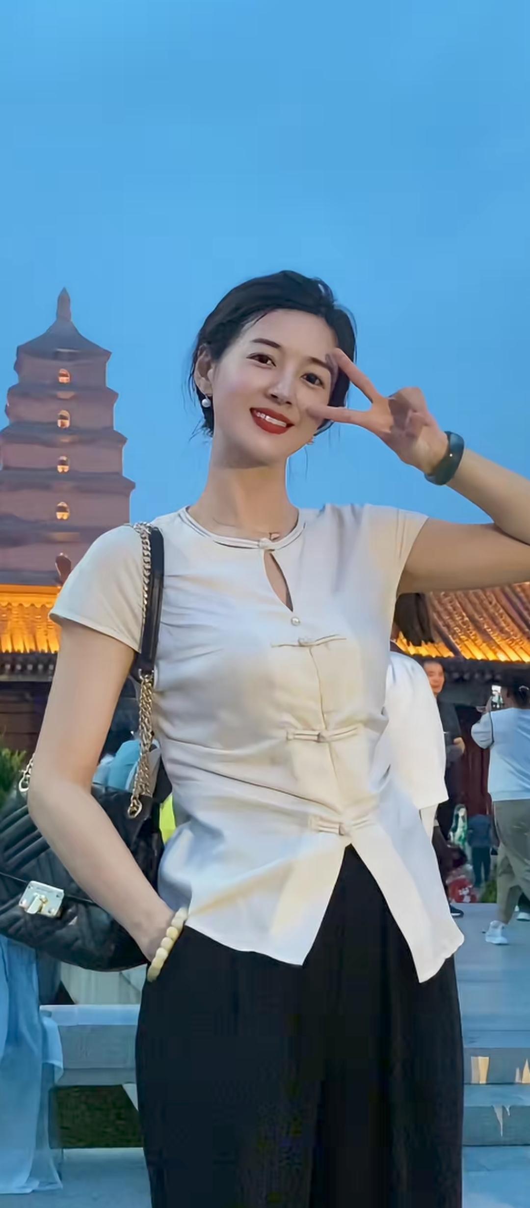 塔影斜阳里，笑语入画来。