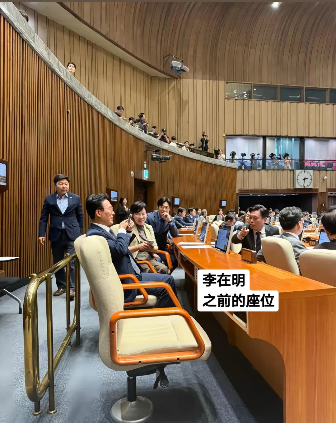 李在明开会坐哪儿了？---谁能想
