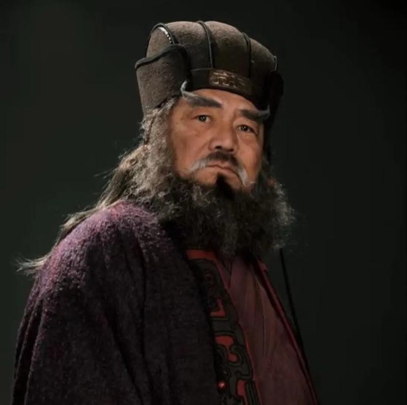 董卓这辈子最大败笔，就是认了吕布当干儿子，不然三国里的曹操，大概率就是他当初