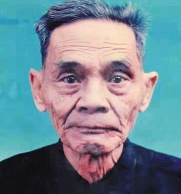 1988年，在台湾蛰伏了42年的我党地下工作者，伪装身份回到大陆。到家后，却看到
