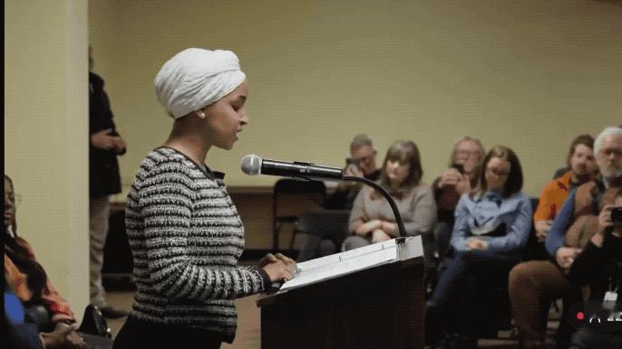 变态又危险：美国黑人女议员正演讲，却被男子喷射某种液体！美国明尼苏达州现在真的是