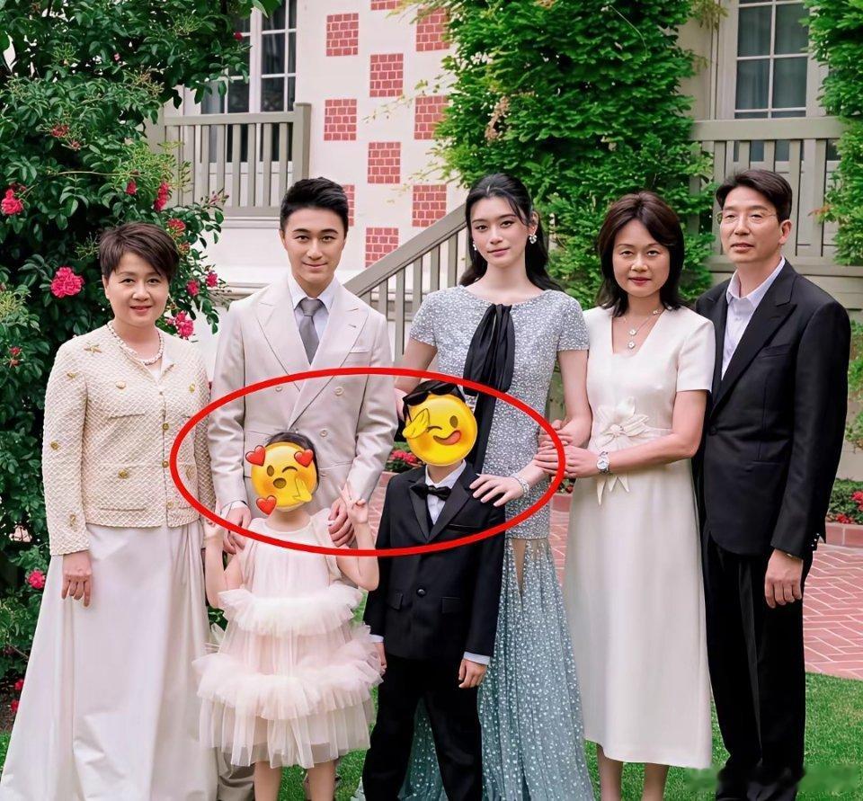 终于明白了，为什么何猷君奚梦瑶晒全家照，偏偏不给一双儿女打马赛克，而是特意用表情