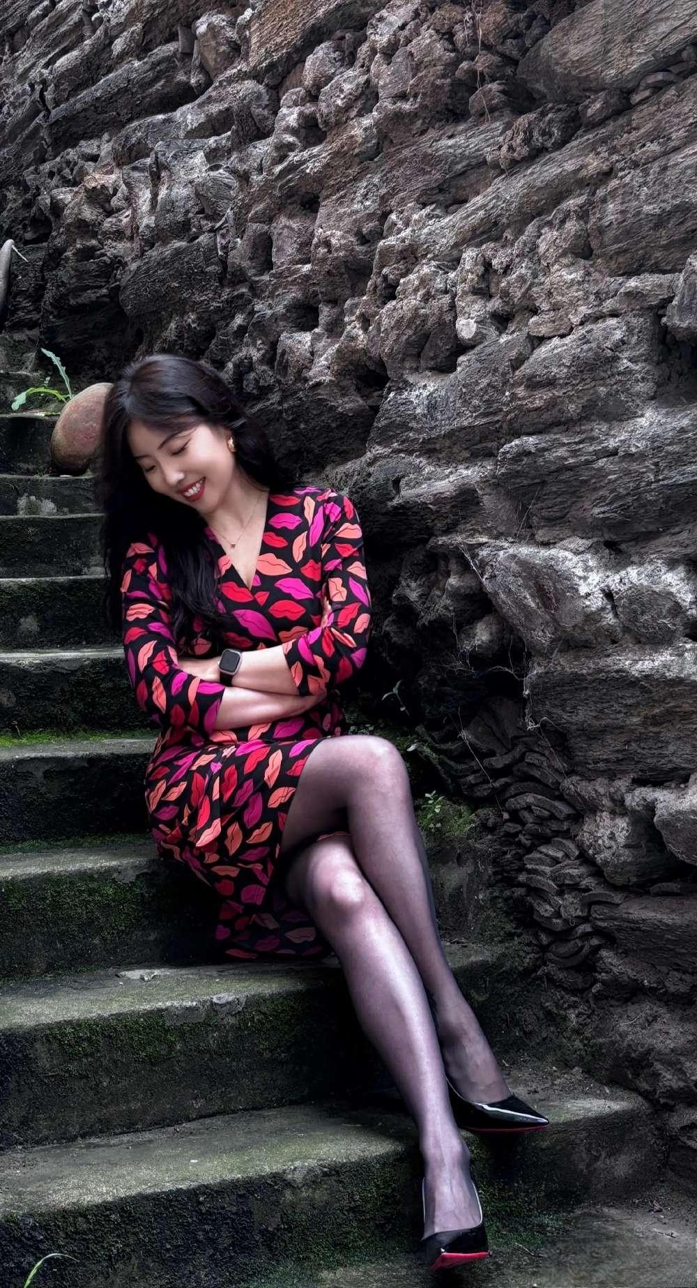 这套是“明艳复古的印花”穿搭，适配自然石墙场景，活力与精致感兼具：-单品