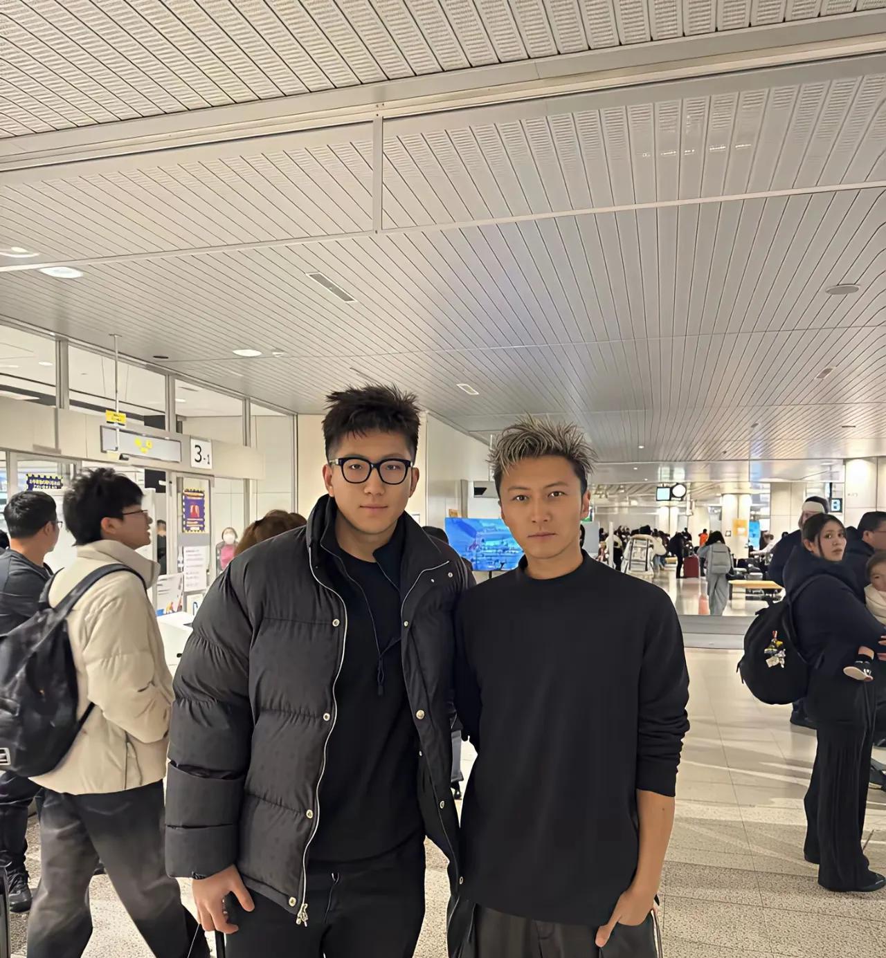 谢霆锋步入机场，有粉丝遇见他，热情地要求合影，谢也很爽快地答应了。不比不知道，