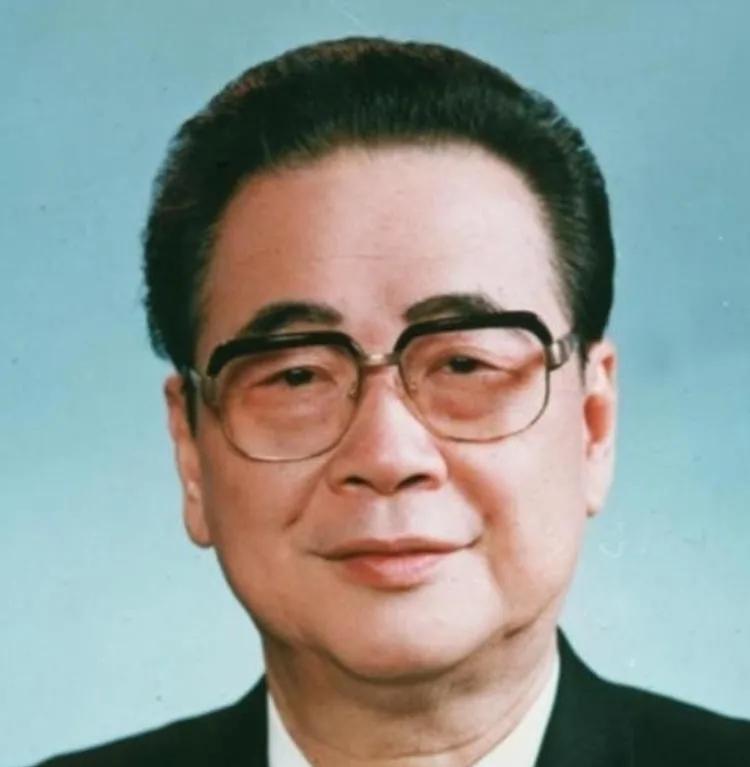 邓颖超在弥留之际，老人气息微弱，临终前缓缓道出“李鹏”二字。可短短两个字藏着深厚