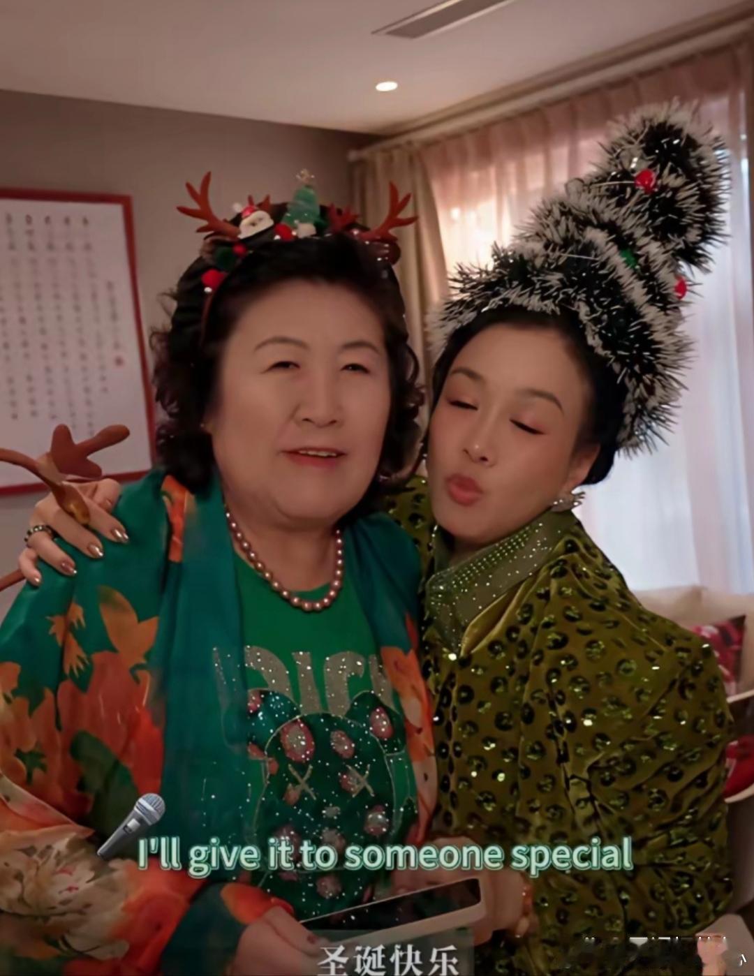 钟丽缇和婆婆没差几岁，看着却像两代人。