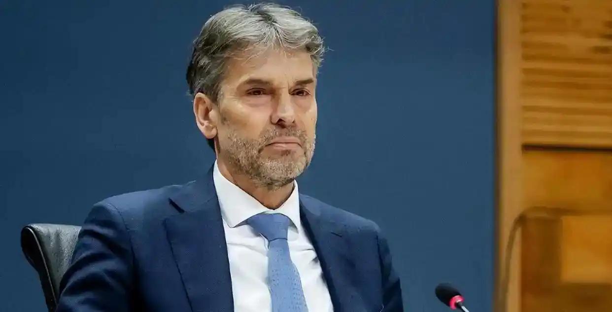 荷兰既然撞上了刀口，何不用力割他一刀？他自已撞上的，算他倒霉！不要给他情面，正好