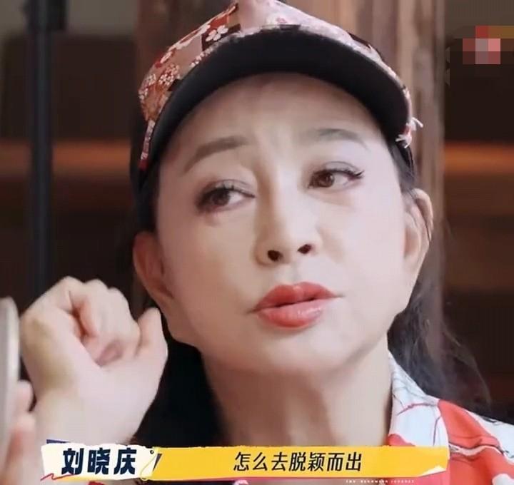 “签了十几年？这简直是把自己最宝贵的青春全押上了！”当刘嘉玲听到新人余宇涵背