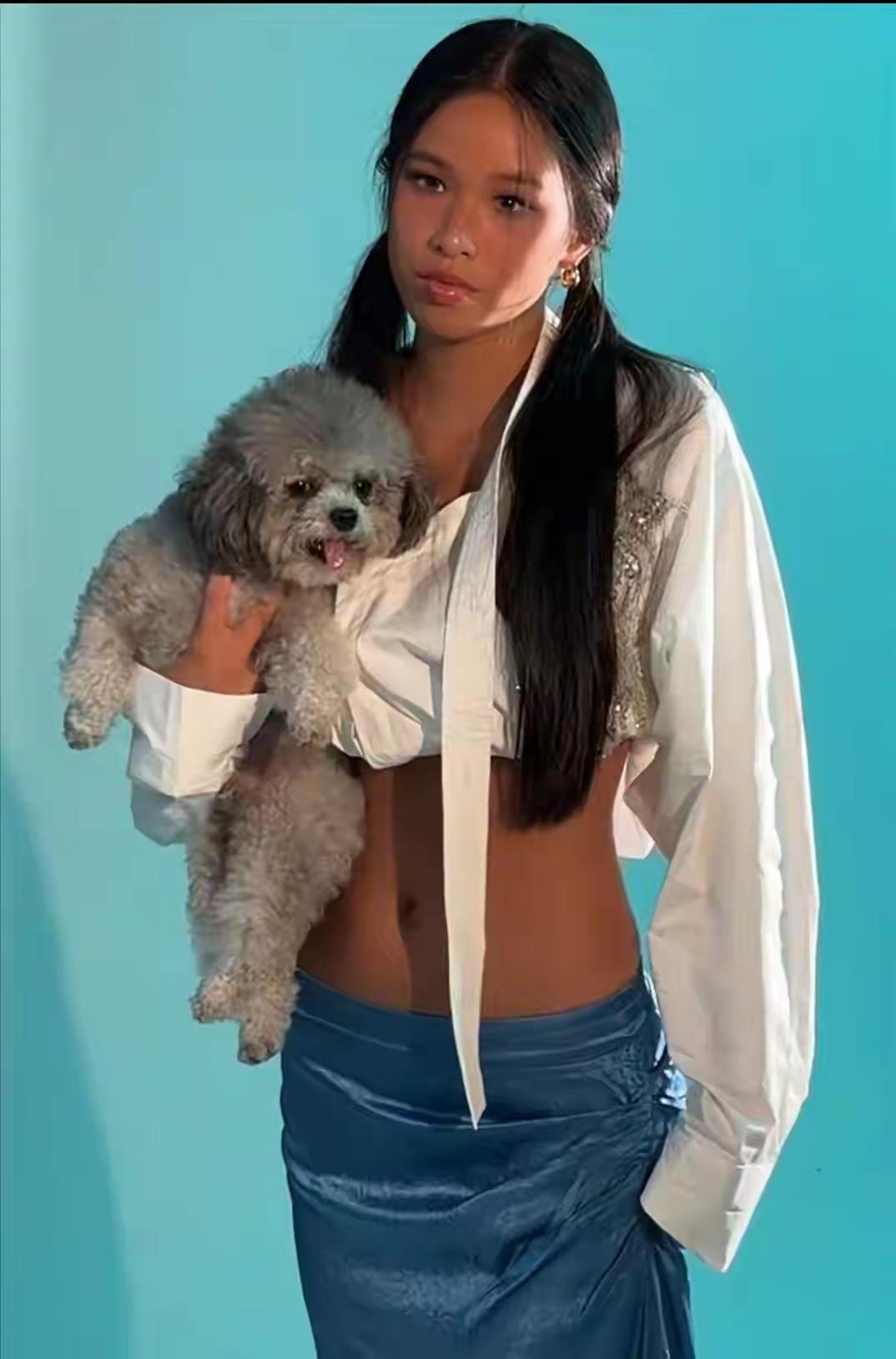 张庭白得发光，她女儿黑得有辨识度，大美人生了个路人颜值的女儿。