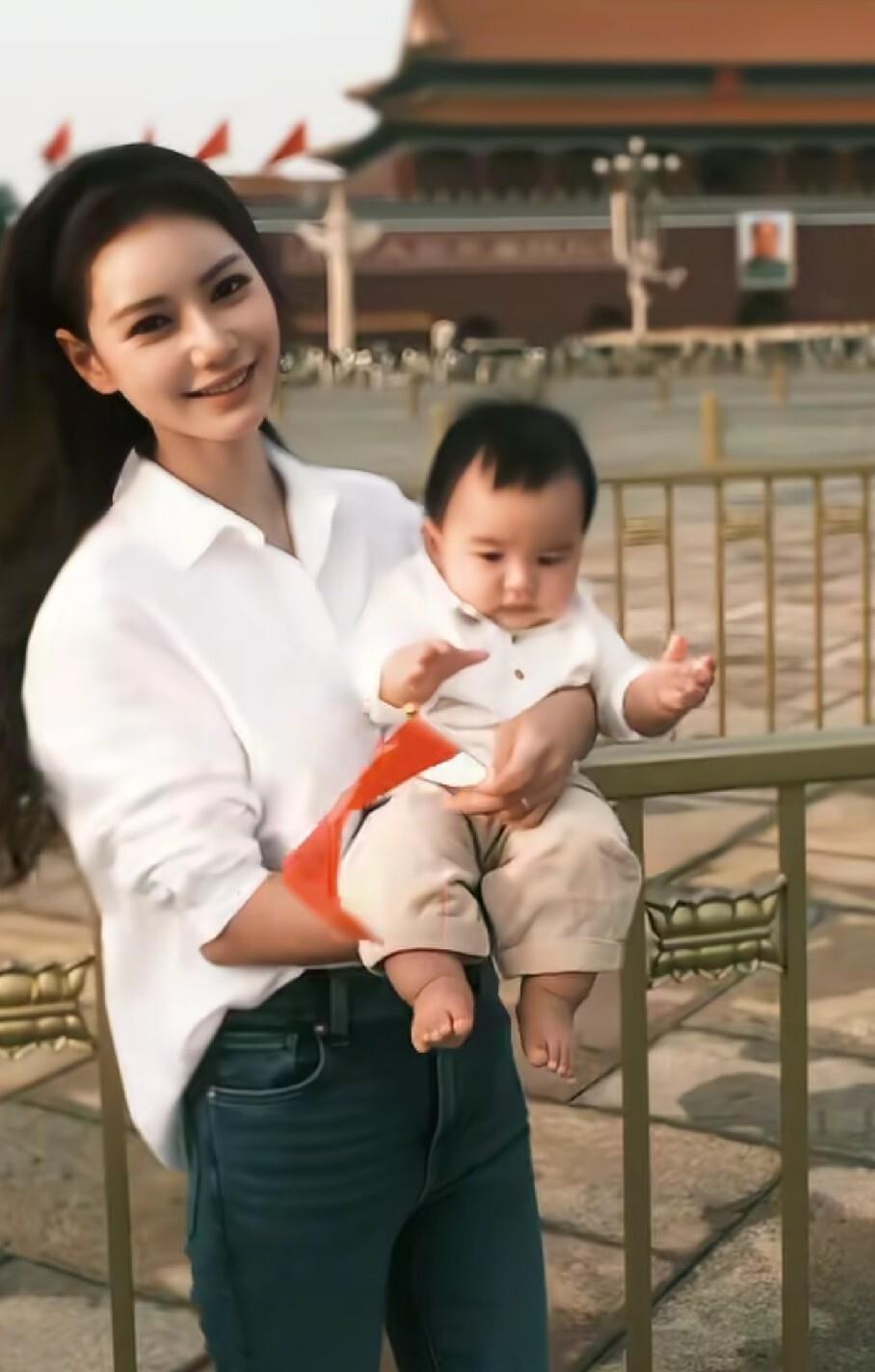 汪宝第一个国庆，马筱梅带他去了天安门。白衬衫配牛仔裤，孩子穿得也有点老照片那味儿
