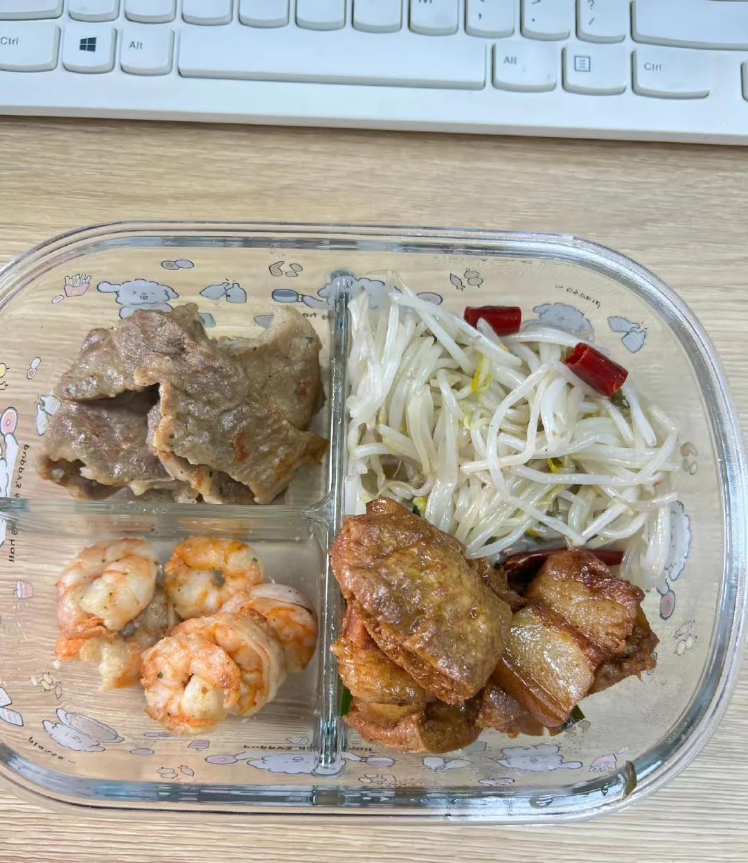 天天早上做饭不辛苦吗？不辛苦。一般早餐我都是做面条，放点瘦肉，青菜。要么煲皮蛋瘦