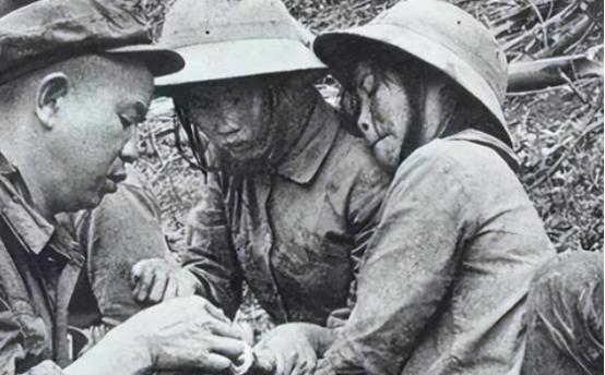 1979年，我军活捉6名越南女兵，可没想到的是，她们第一时间不是求饶，而是脱起了
