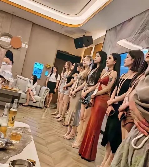 很好奇！这些女孩要长相有长相，要身材有身材，为何要在这种混乱的场所上班呢？找