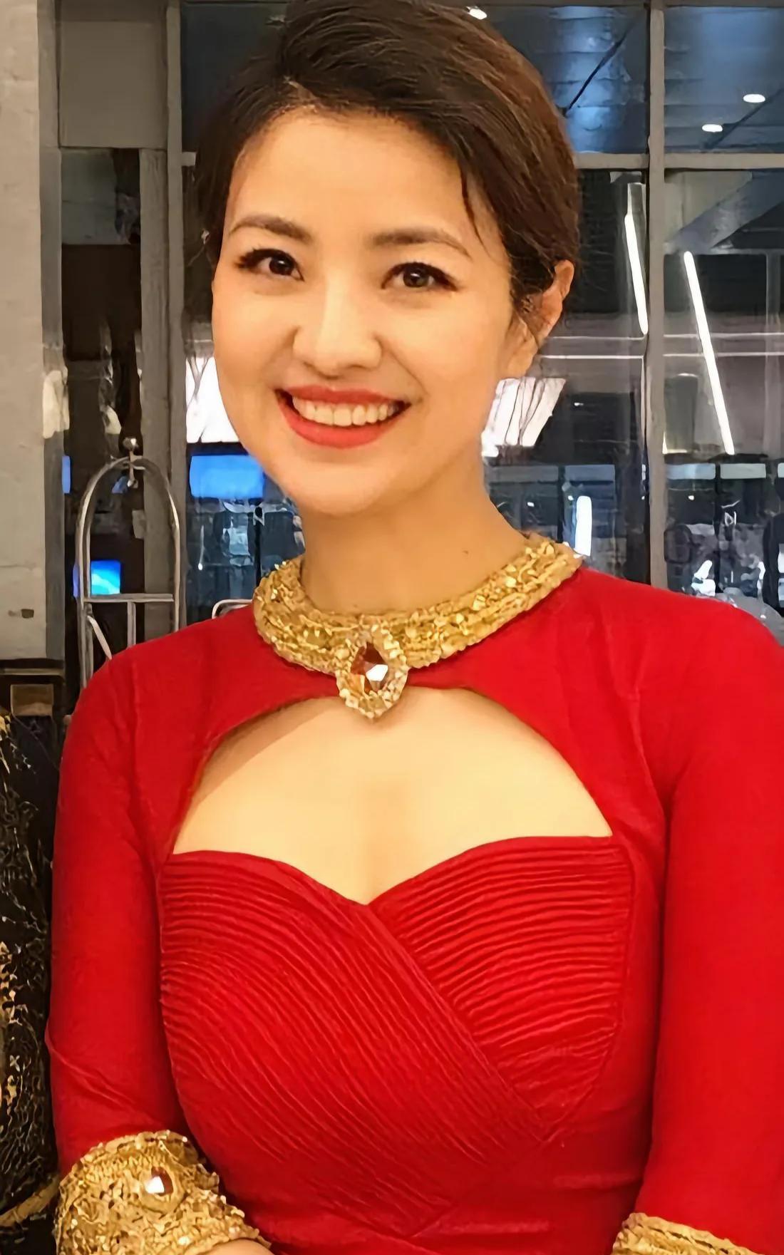 涂经纬1980年生于贵州贵阳，毕业于中国传媒大学，是中国内地女主持人。她主持过
