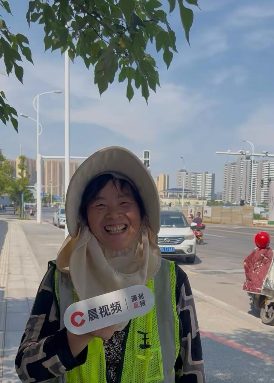 63岁的长沙环卫工吴阿姨怎么也没想到，自己只是随手帮个忙，却收到了一份特殊的“五
