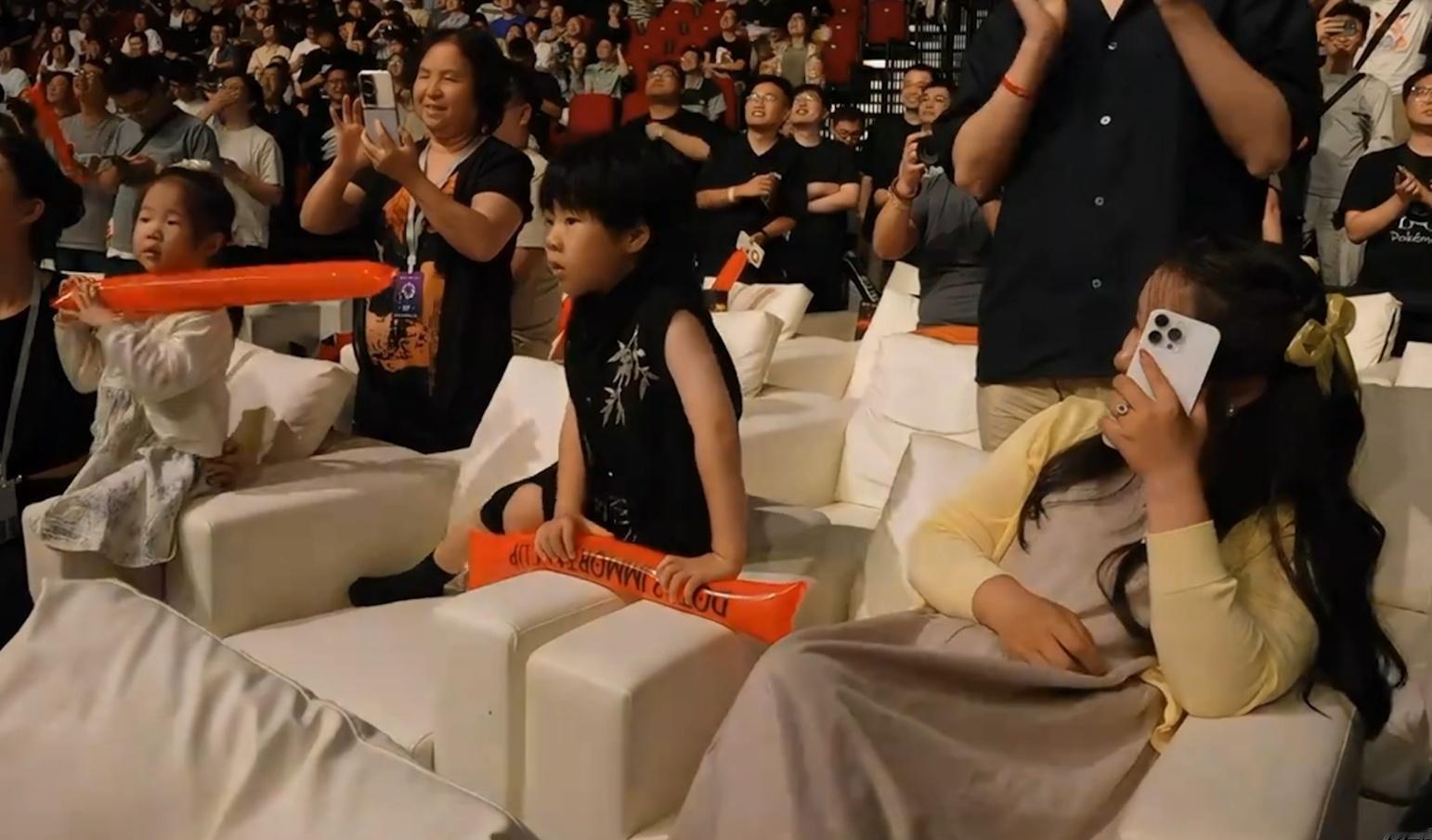 这次老头杯鲷哥、甲哥和潘子都是带着孩子来的，当年这些人还在巅峰时他们的孩子都还没