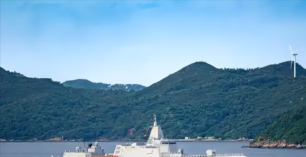 山东舰访港，为何唯独055延安舰不开放？其实原因很简单：航母可以参观，但055