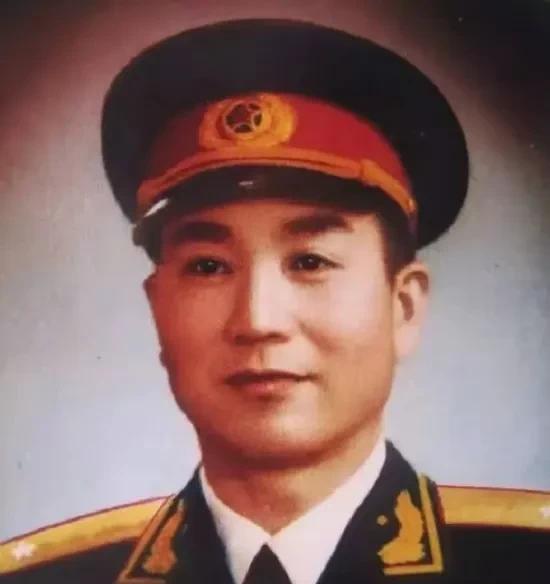 真帅气！这应该是最帅气的开国将军了吧？这位将军是开国少将任荣。照片中的任荣仪表堂