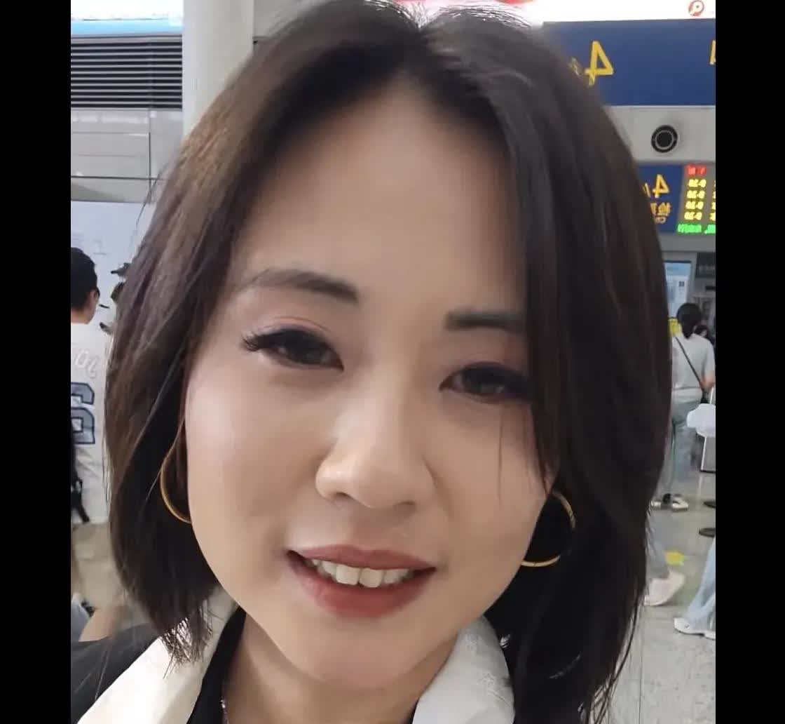 何穗镕这两天火了，大家却在说她有点不对劲。在这次旅行里，她太容易动情太敬