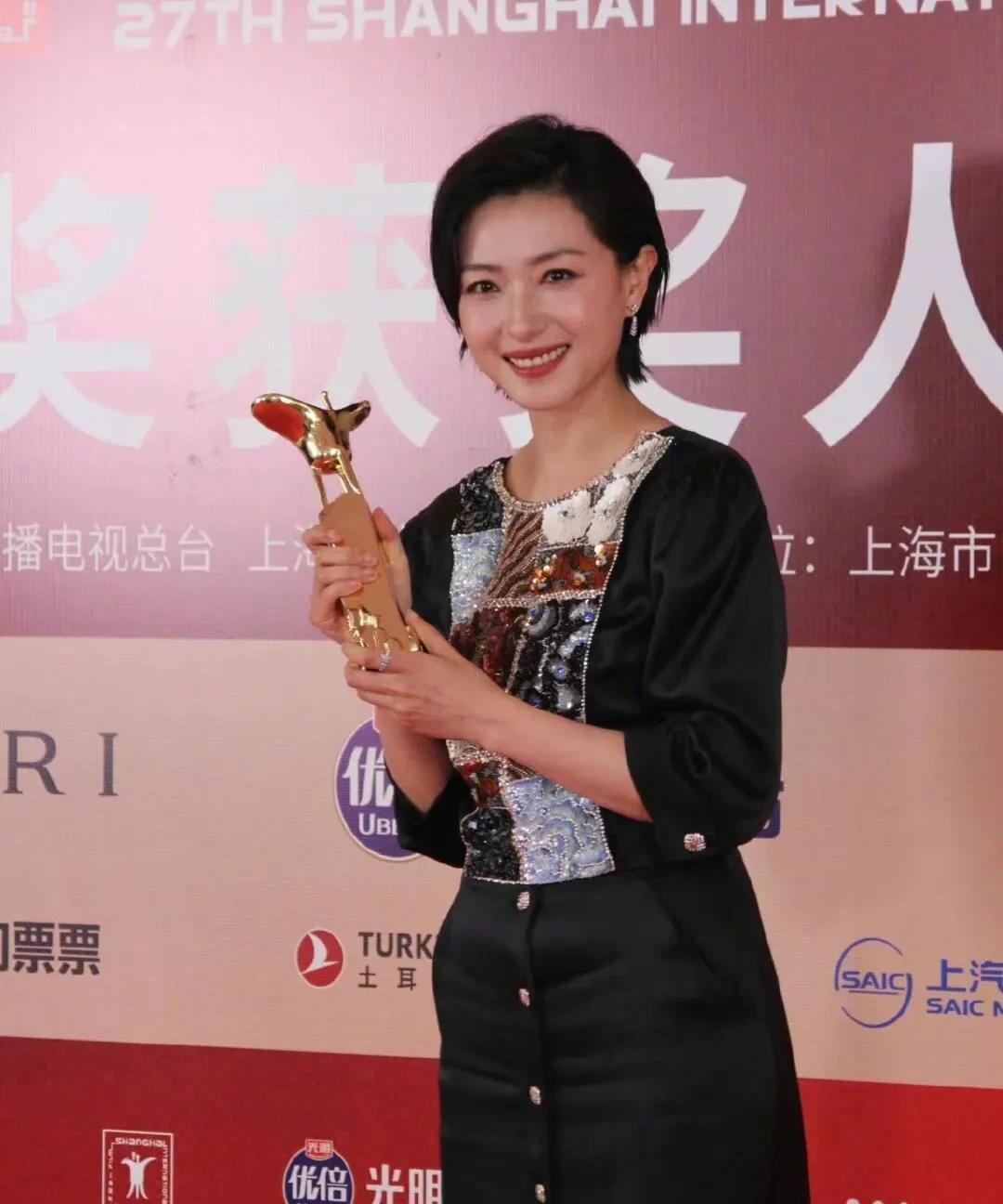 太炸裂了！万茜爆冷拿下金爵影后！！#万茜#在刚结束的上海电影节，她凭借《长夜