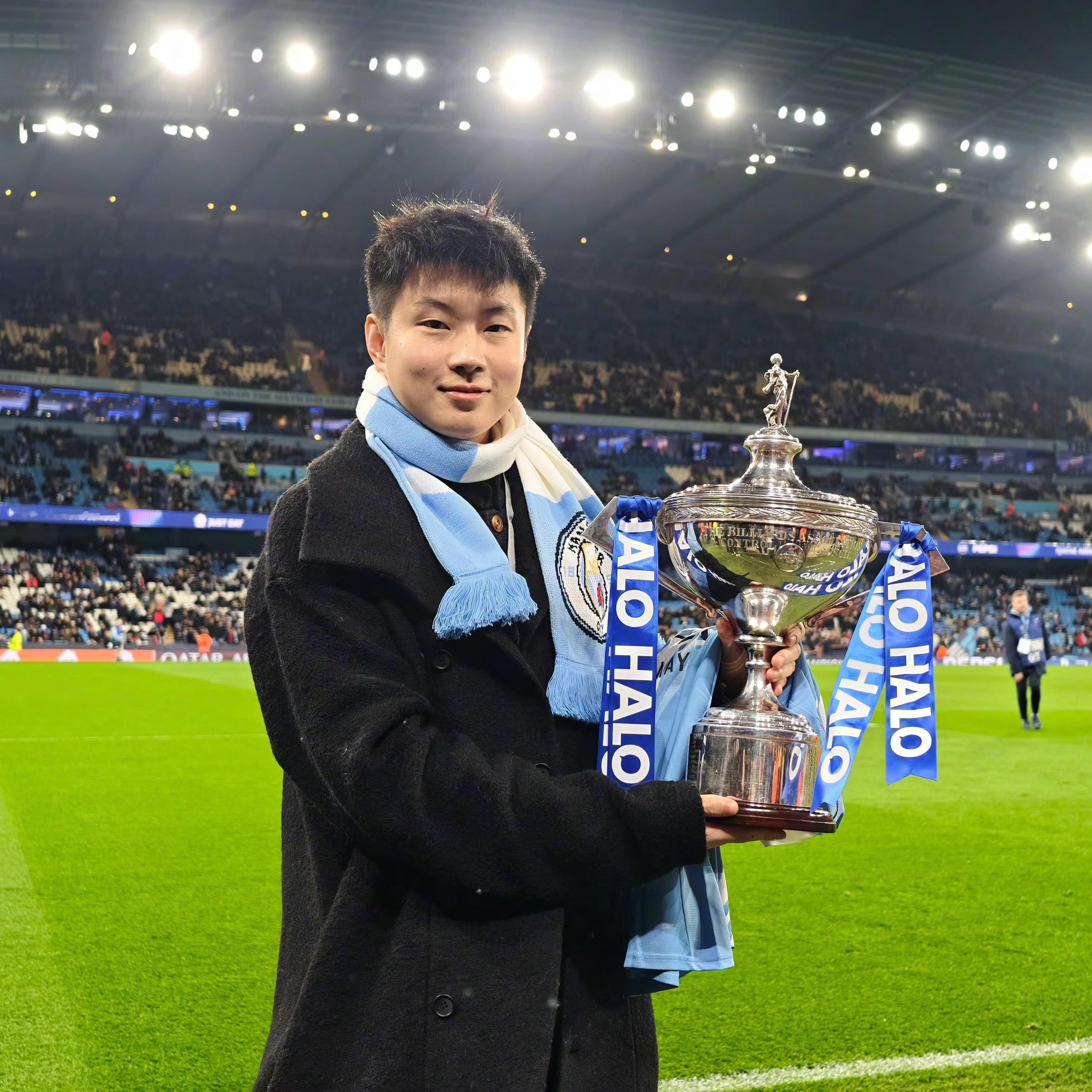 赵心童携斯诺克世锦赛冠军奖杯亮相曼城主场观战欧冠，他还收到了一件特制的147号曼