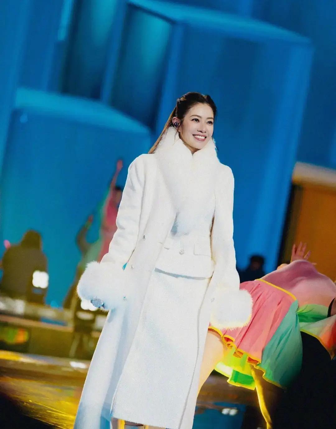 关晓彤零下三度穿短裙，大腿冻得通红，这到底是敬业还是自虐？我干了十几年娱乐报道