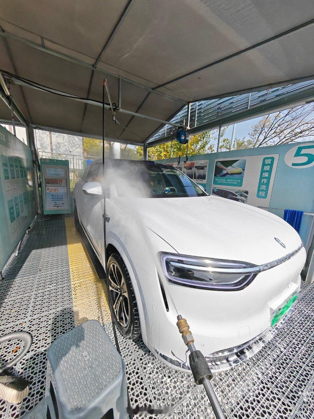 全新问界M7还是太大太高了哈哈，今天是我提车以来第一次自己手动洗车，明显要比洗M