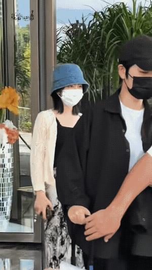 这是没见过的韵宝哦！要出发去哪里呢？松韵身上的松弛感似乎是与生俱来的，看着好舒