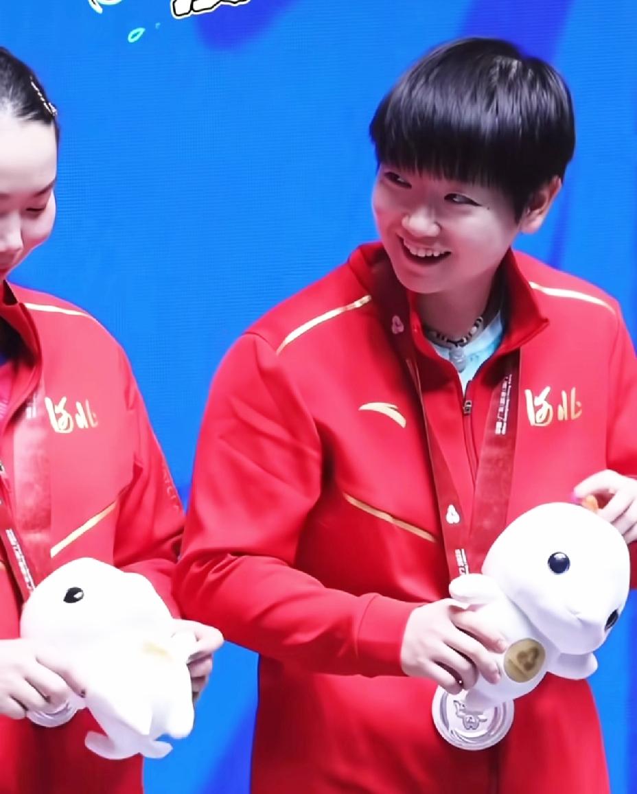 看着莎莎“急赤白脸”的模样就想笑，果然她还是个孩子，一听说有人换她白色的吉祥