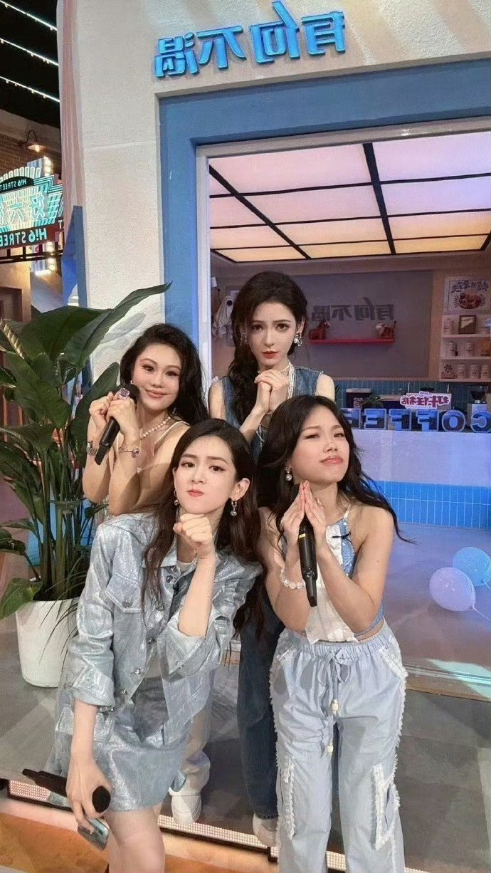 张予曦的讨厌真的很明显我记得张予曦，不是有嫌弃粉丝给她买的东西吗？说粉丝，你钱多