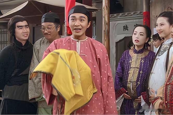 三姑肚子里的孩子是谁的？《九品芝麻官》真的是周星驰的经典，不仅徐锦江像一个圣诞