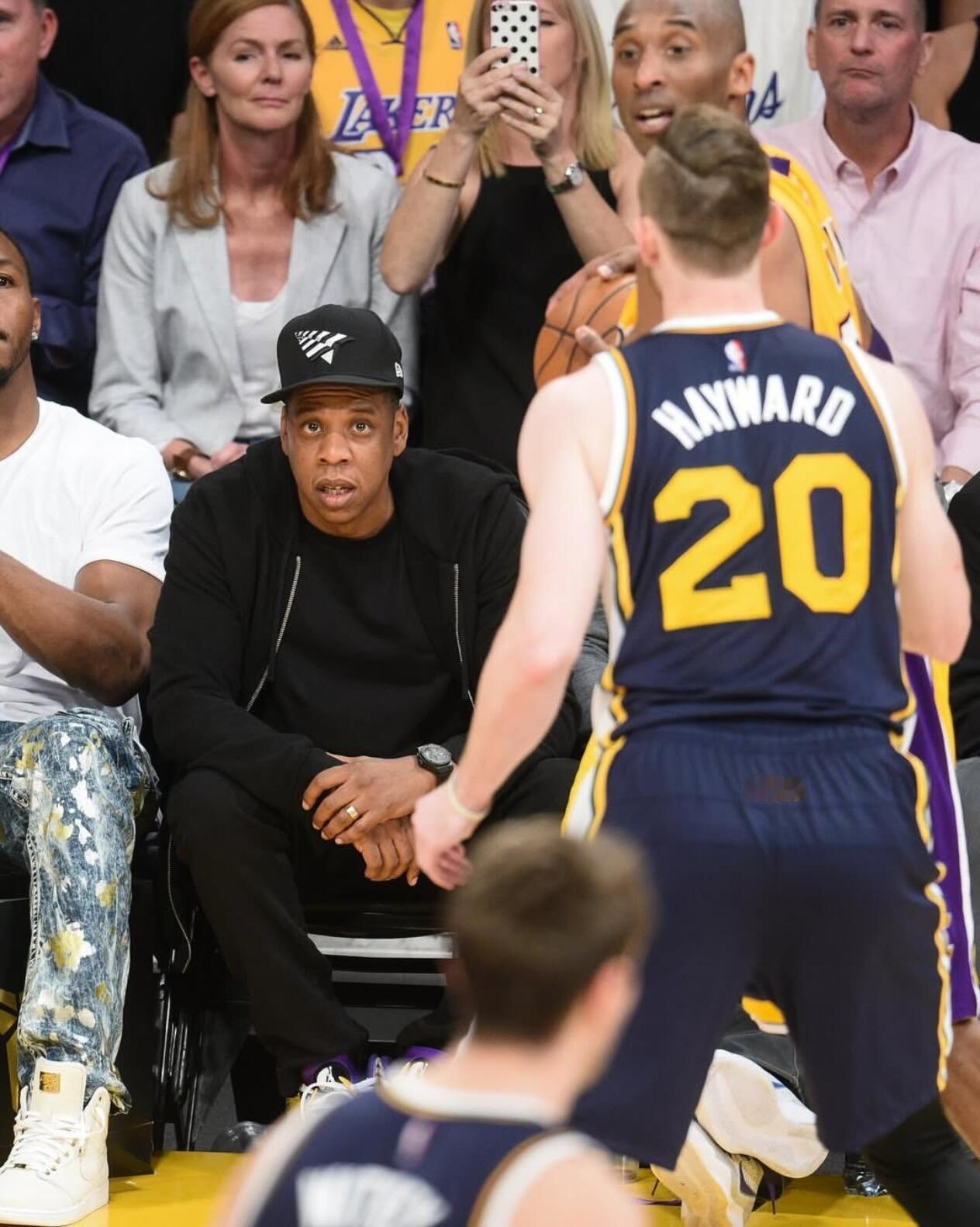 科比退役十周年十周年，科比最后一战场边众星云集，只有乔丹和科比有这样的排面。