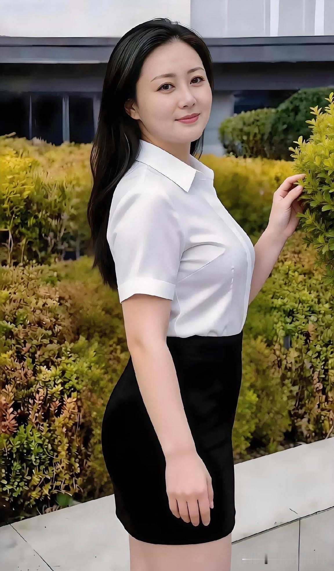 绿意轻拂白衫黑裙，侧影勾勒温婉轮廓，简约格调融入自然，静谧中绽放优雅力量。