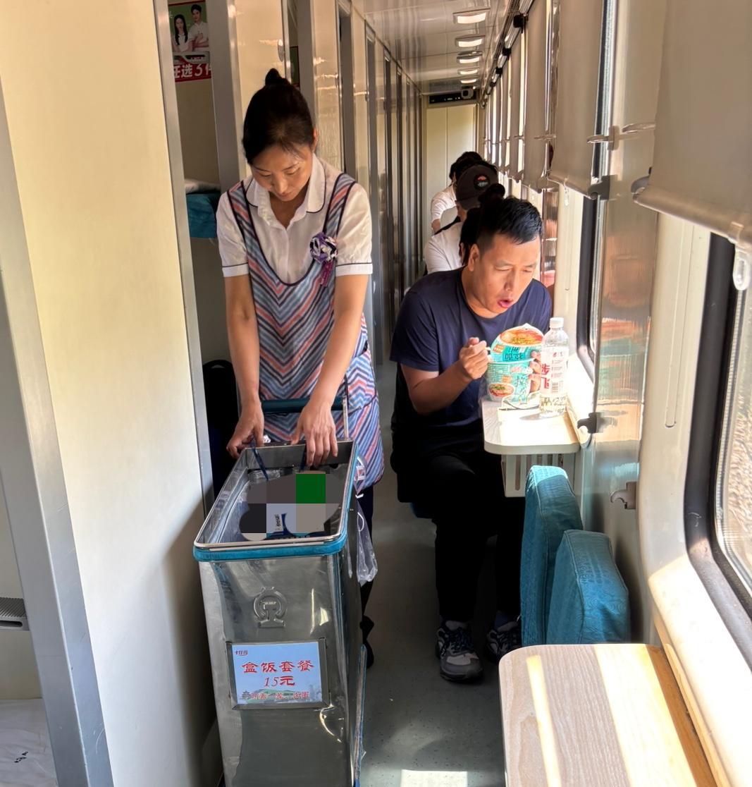 带孩子坐绿皮车旅游，发现盒饭才15块一份，一个卤蛋，青椒肉片、尖椒干豆腐、木耳炝