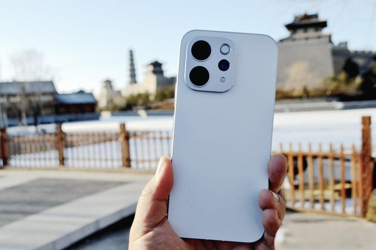 今年大家好像买手机都更看重性价比了，中端机现在是手机出货的重头戏，所以我发现中端